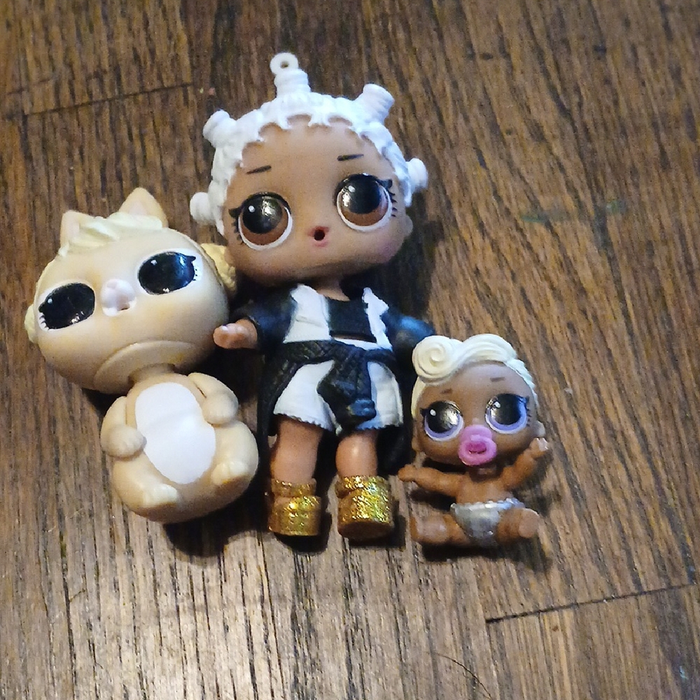 L.O.L. Surprise! Small Pets Gold and Black Collection